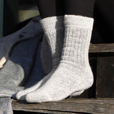 Kuschelige Alpaka Socken in Hellgrau für die Couch und im Bett